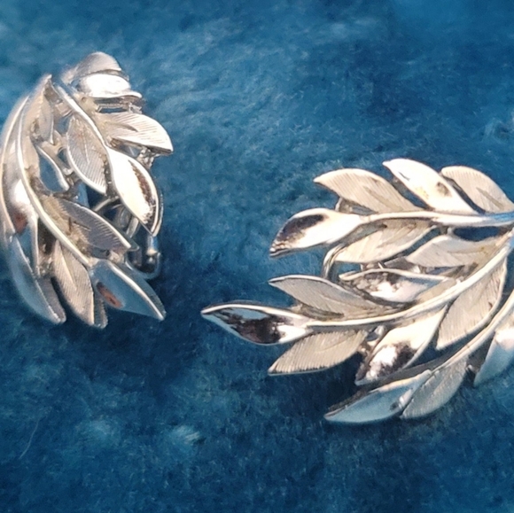 Vintage Crown Trifari Silver Tone Clip On Earrings - Picture 7 of 8